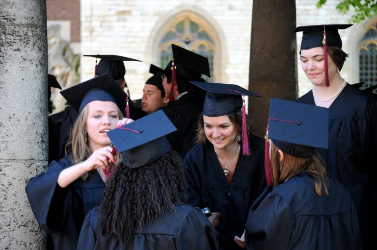 Studenten ontvangen hun diploma van de Roosevelt Academy in Middelburg.