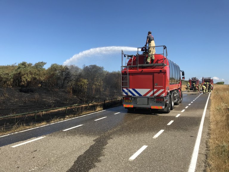 Brandweer in actie bij blussen van natuurbrand in Zeeland