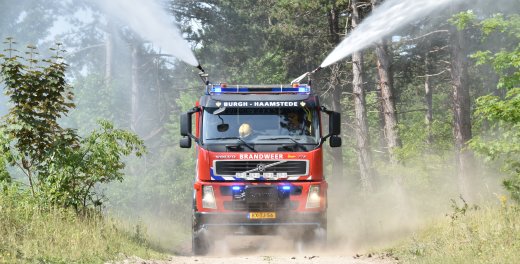 Brandweerwagen in actie bij bosbrand